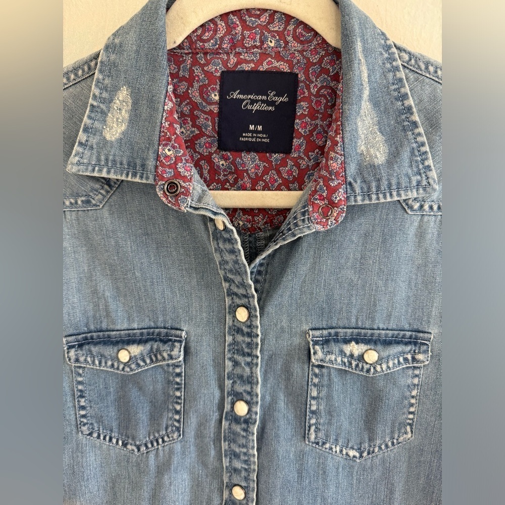 AMERICAN EAGLE Distressed Button Up Pearl Snap Lightweight Denim Shacket Size M - Picture 2 of 8
